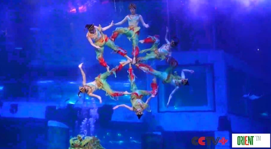 Подводное шоу в Гуанчжоу восхищает зрителей сочетанием китайских традиций