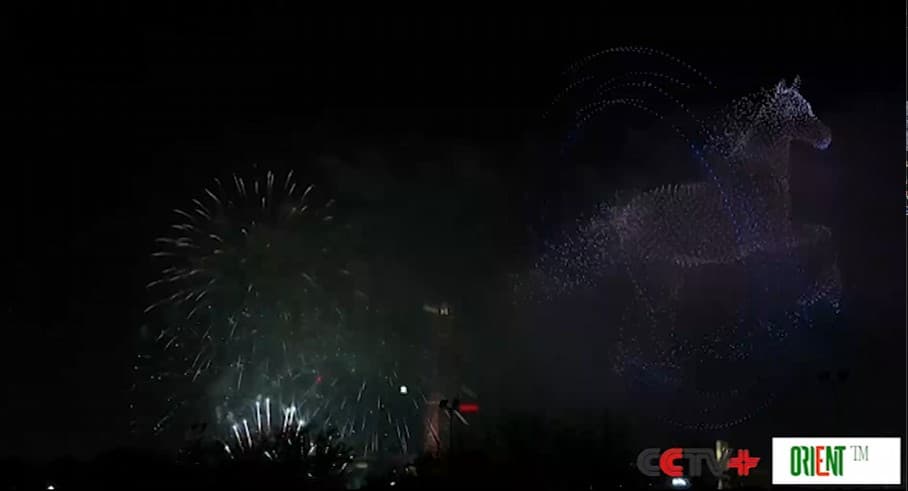 В Макао прошли парад платформ и шоу дронов к Году Лошади