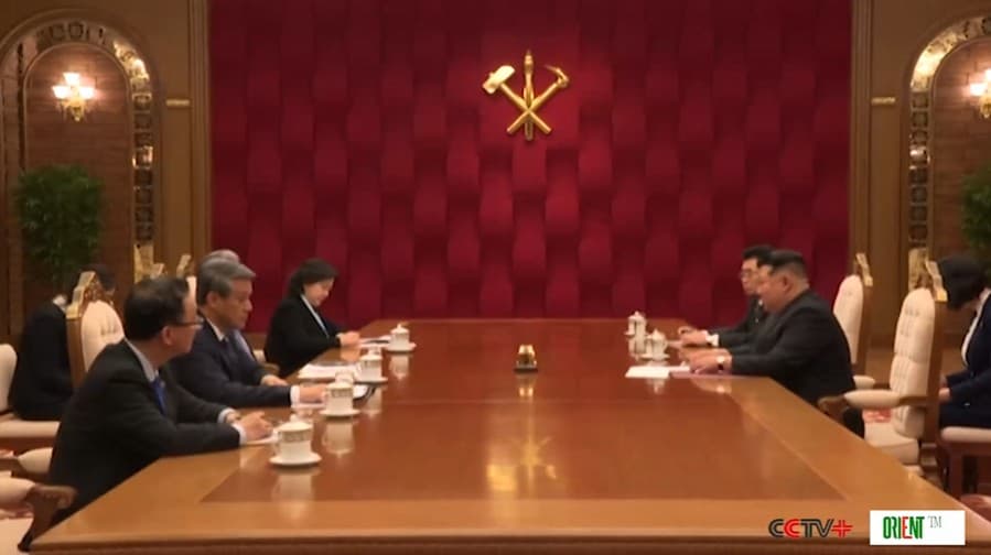 Ван И провёл переговоры с Ким Чен Ыном по развитию двустороннего сотрудничества