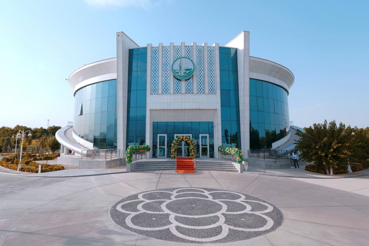 ot-shotlandskih-zelenyh-polej-do-belomramornogo-ashhabada