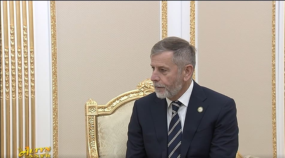 Президент Туркменистана принял руководителя строительной компании «Возрождение»