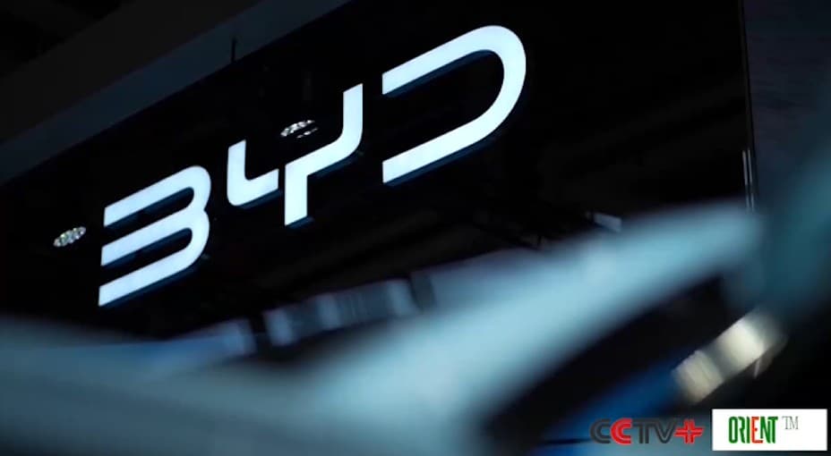 Китайский автопроизводитель BYD выходит в мировые лидеры на фоне замедления рынка электромобилей в США