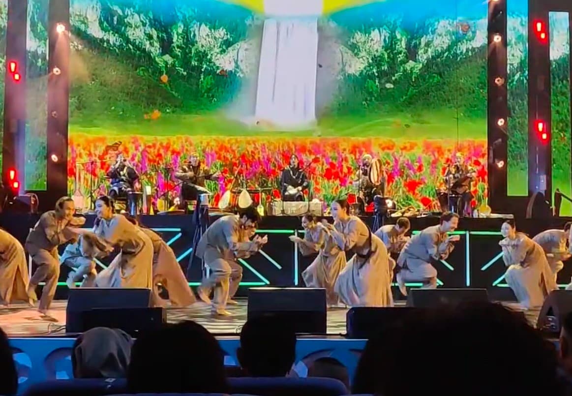 turkmenskij-tanec-kushtdepdi-predstavili-kazahstanskie-artisty-na-koncerte-v-astane