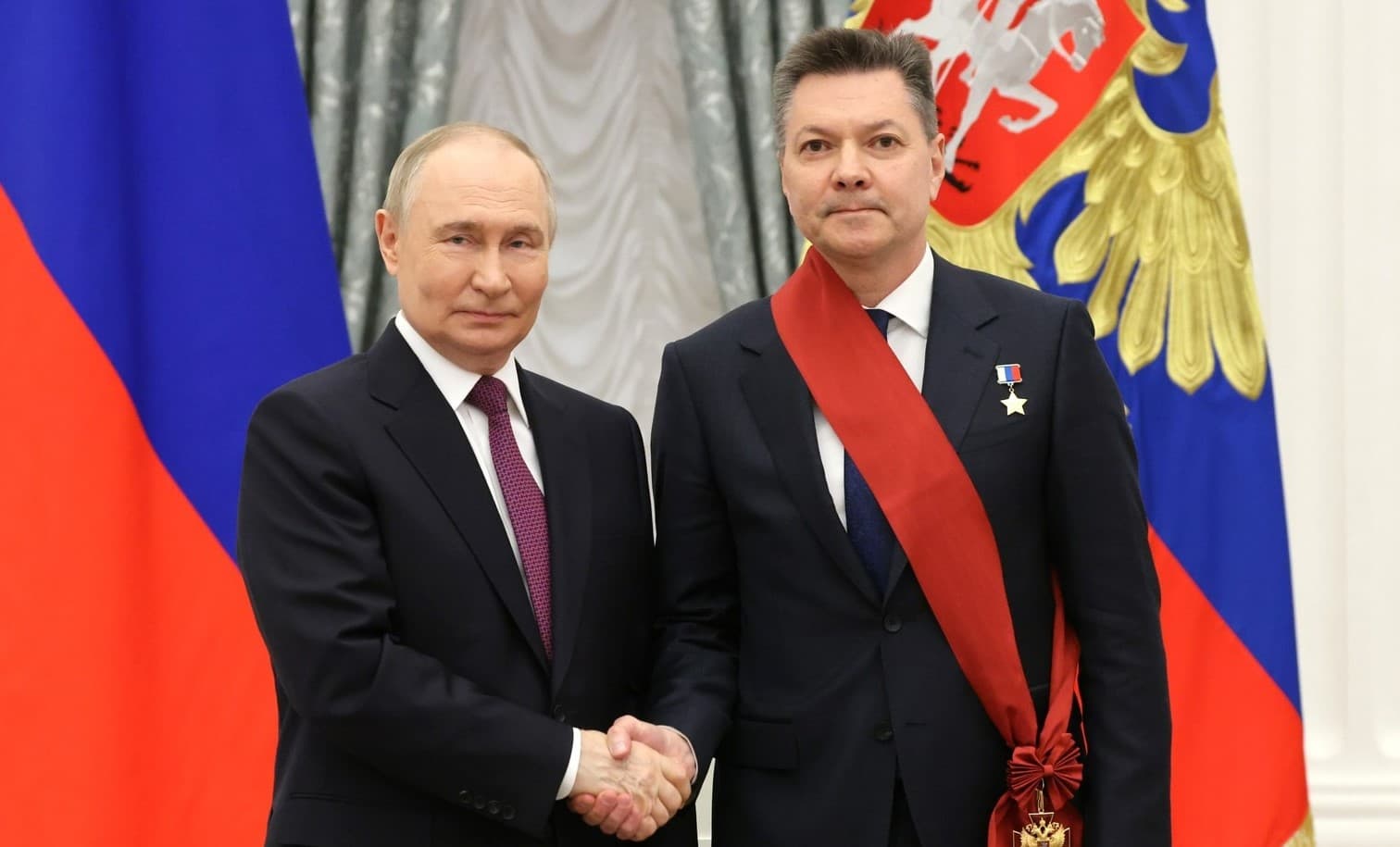 Vladimir Putin presented an order to Oleg Kononenko