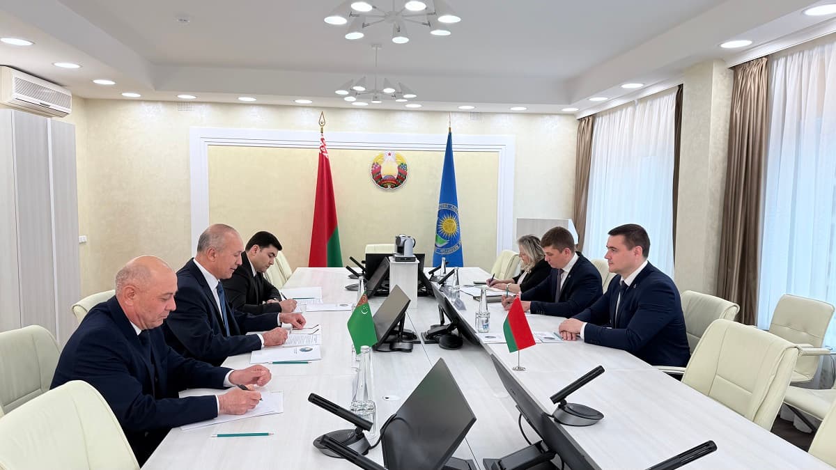 Посол Туркменистана и министр образования Беларуси рассмотрели перспективы диалога
