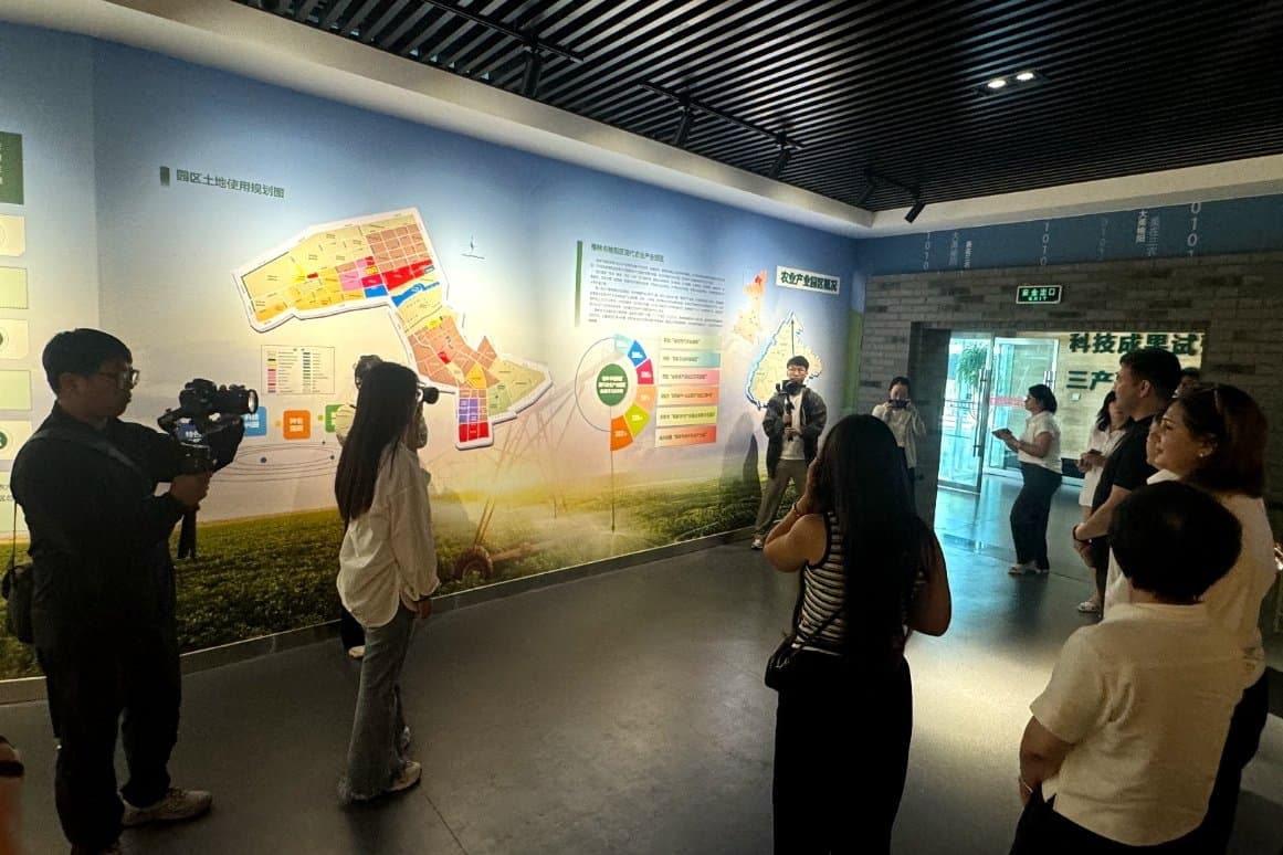 Chinese Yulin Shows Turkmen Youth an Agricultural Future