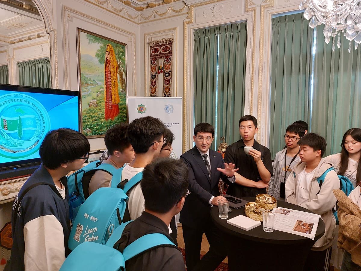 In Brussels, the Ambassador of Turkmenistan Met with a Group of Chinese Youth