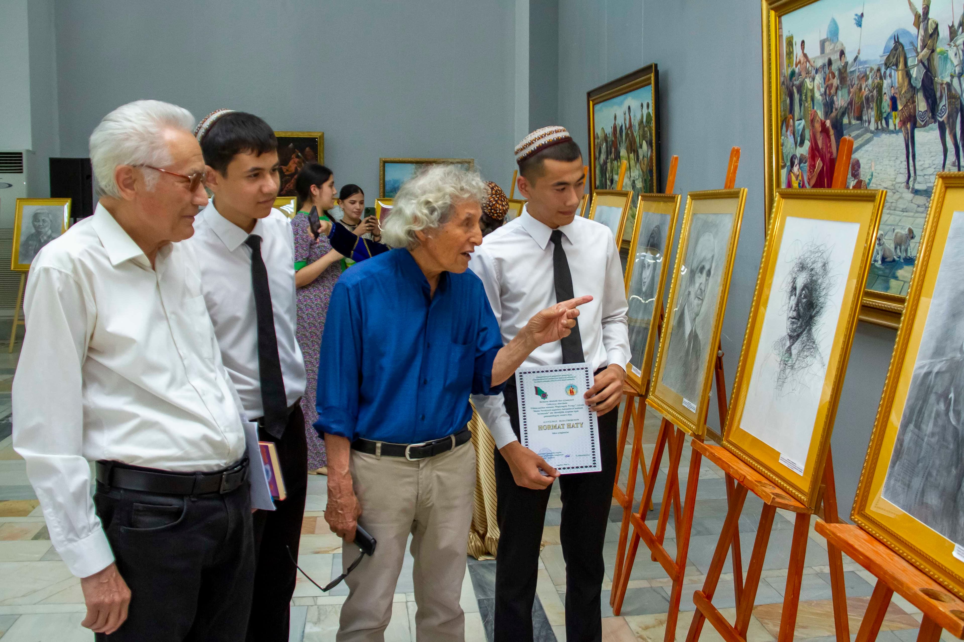 v-ashhabade-sostoyalsya-zapusk-proekta-perekrestok-iskusstv-pervaya-vystavka-polet-normalnyj