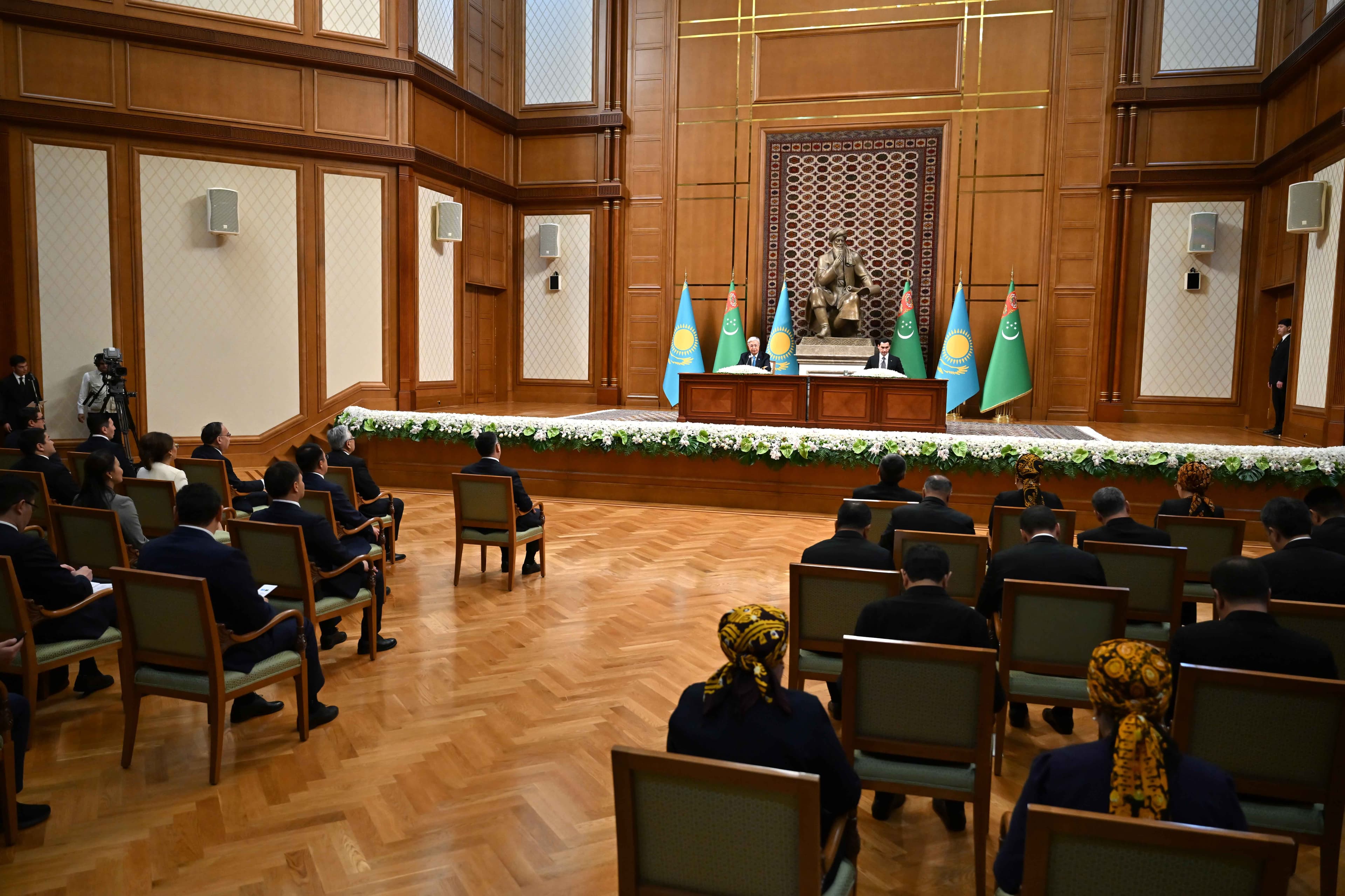 Президенты Туркменистана и Казахстана провели совместный брифинг для СМИ