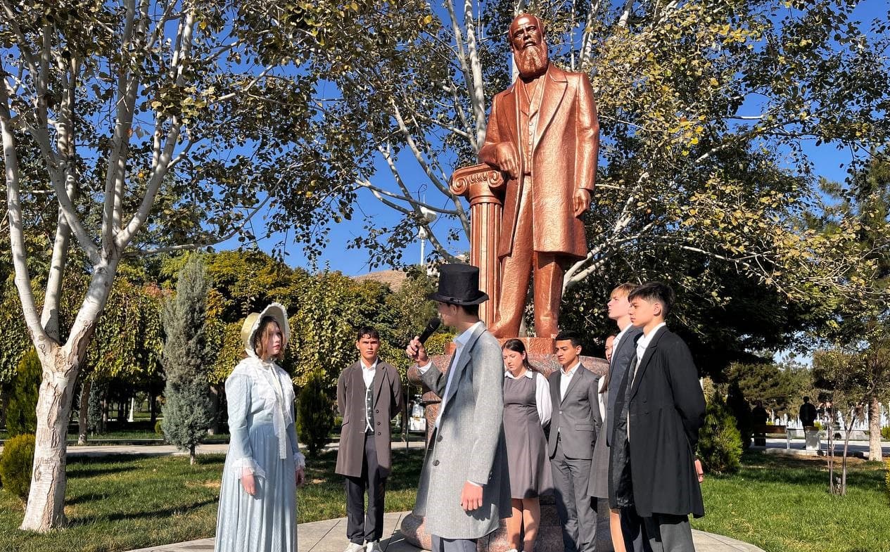 ashgabat-celebrated-fyodor-dostoevskys-birthday-flower-laying-ceremony