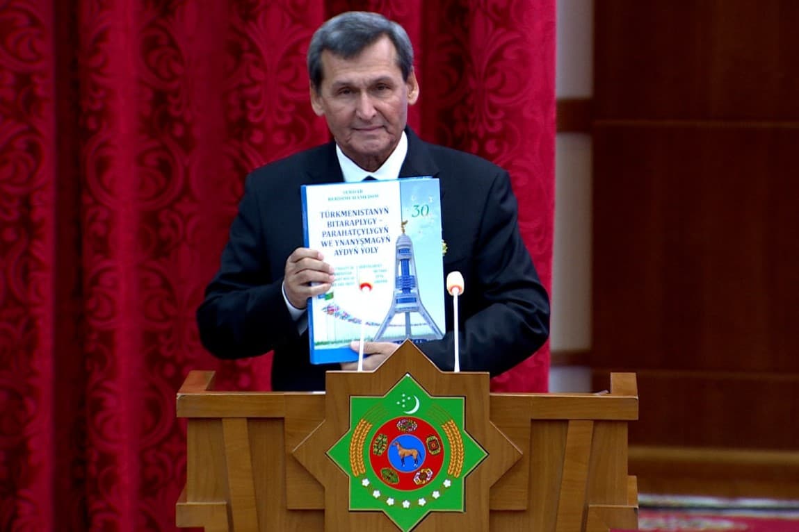 presentation-president-turkmenistans-book-roots-and-mission-neutrality