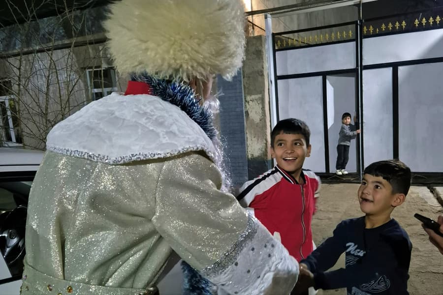 father-frost-knocks-door-dyap-dessur-held-new-years-event-children-mary