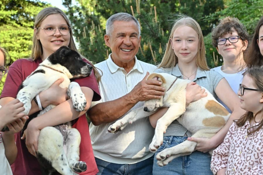 Gurbanguly Berdimuhamedov Presented the Rais of Tatarstan with Two More Turkmen Alabai Puppies