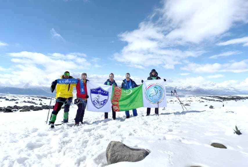 flag-turkmenistana-i-logotip-futbolnogo-kluba-arkadag-podnyaty-na-vysochajshuyu-vershinu-turcii