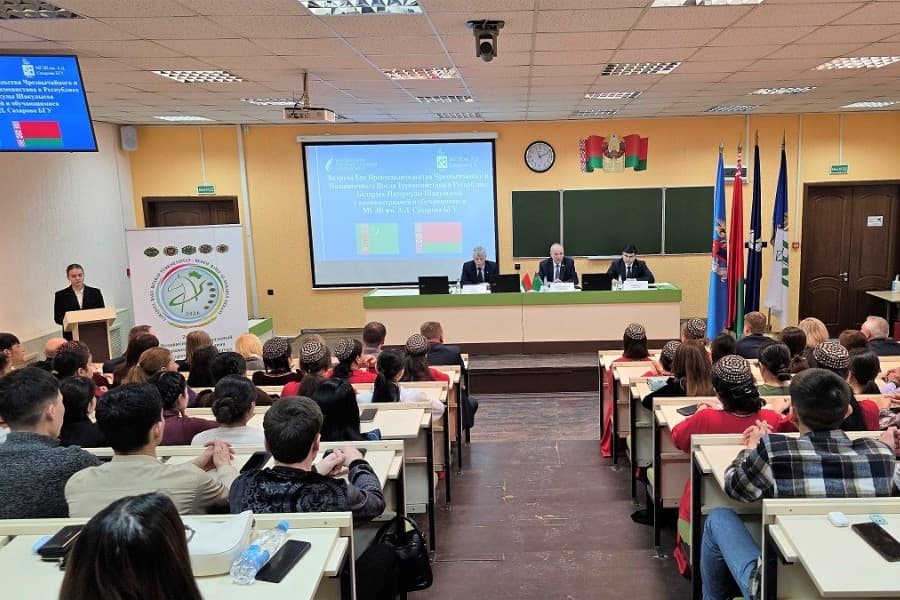 ambassador-minsk-met-turkmen-students-environmental-institute