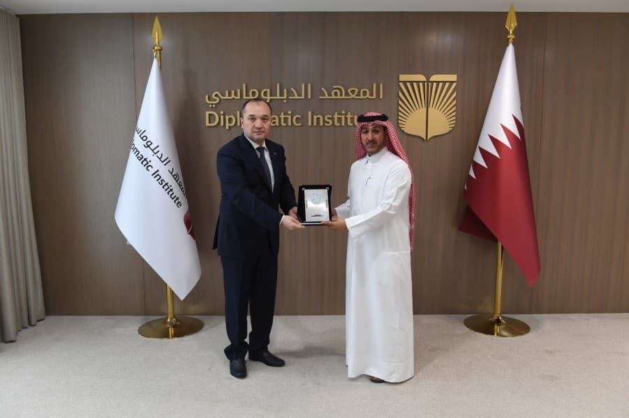 posol-turkmenistana-vstretilsya-s-direktorom-instituta-diplomatii-mid-gosudarstva-katar