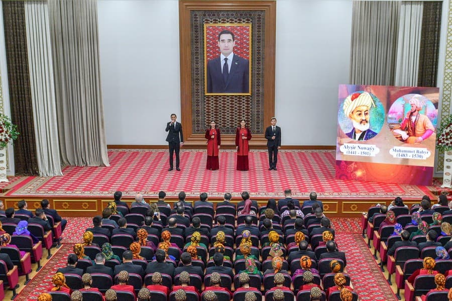 nasledie-mudrecov-most-druzhby-literaturnyj-vecher-v-turkmenskom-nacionalnom-institute-mirovyh-yazykov