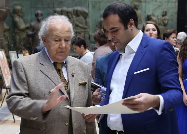 znamenityj-skulptor-zurab-cereteli-privetstvuet-viii-moskovskij-festival-zvuki-dutara