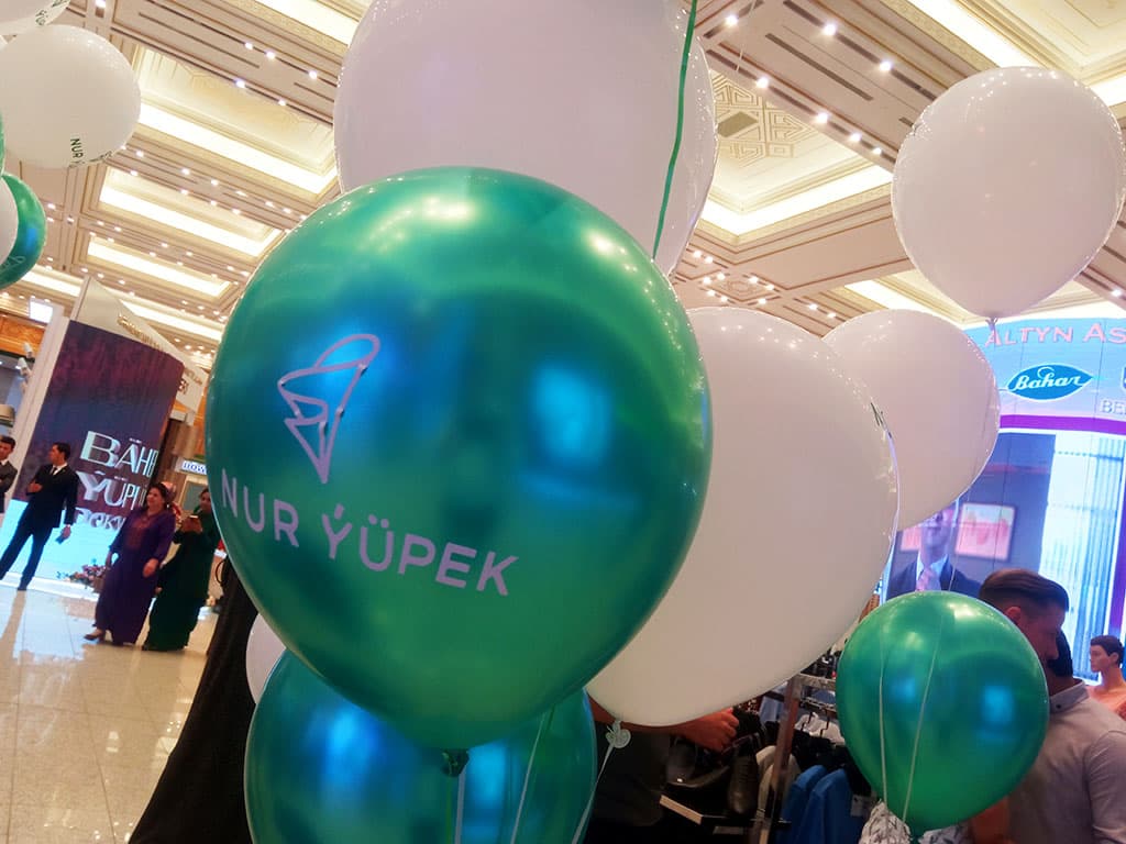 Nur Ýüpek организовал модный показ новой коллекции «Весна-лето 2022»