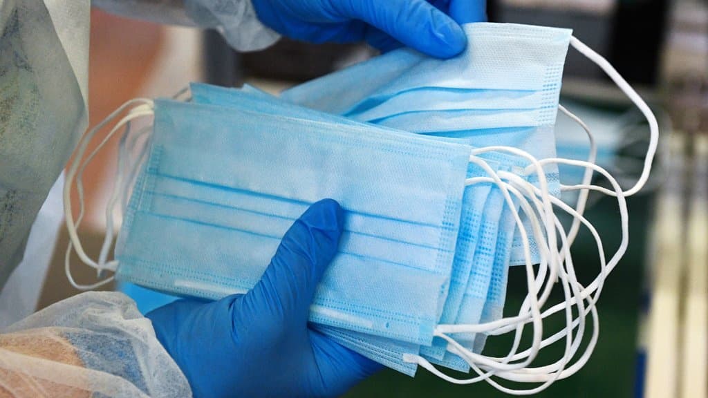 Снимайте маски на открытом воздухе – рекомендация Минздрава