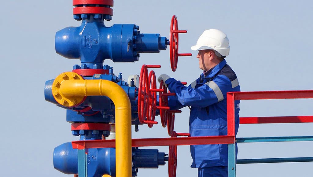Россия сократила поставки нефтепродуктов в ЕС, но поднимает пошлину на экспорт нефти и СПГ