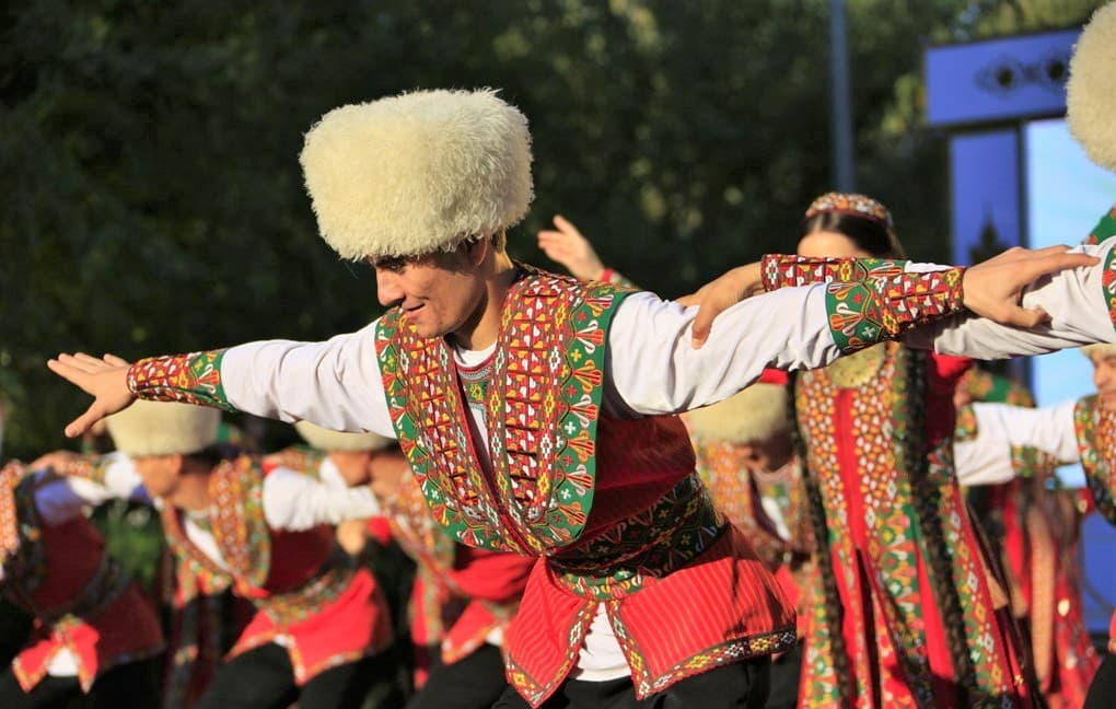 Сердар Бердымухамедов: мы с уважением относимся к благородному труду творческих работников