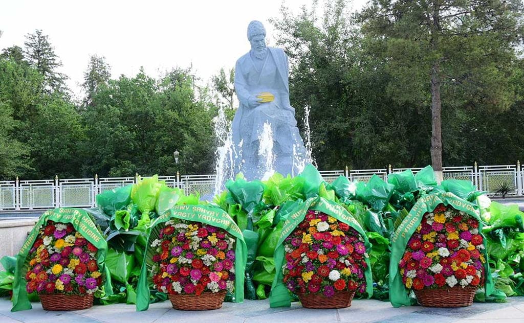 В Туркменистане отметили День работников культуры и искусства, а также поэзии Махтумкули