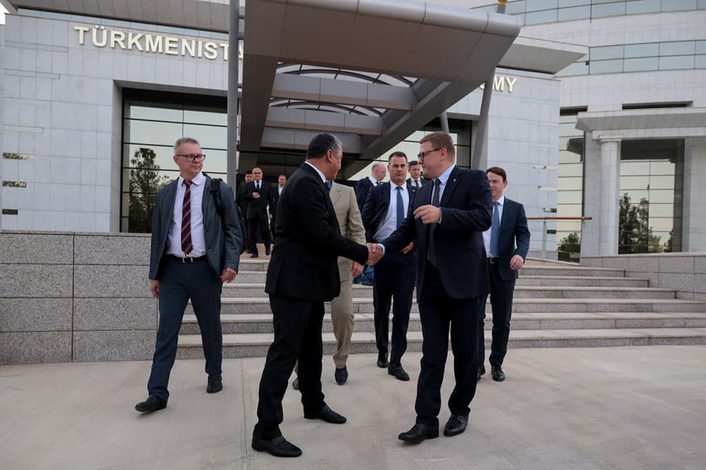 В правительстве Туркменистана прошли переговоры с делегацией Южного Урала