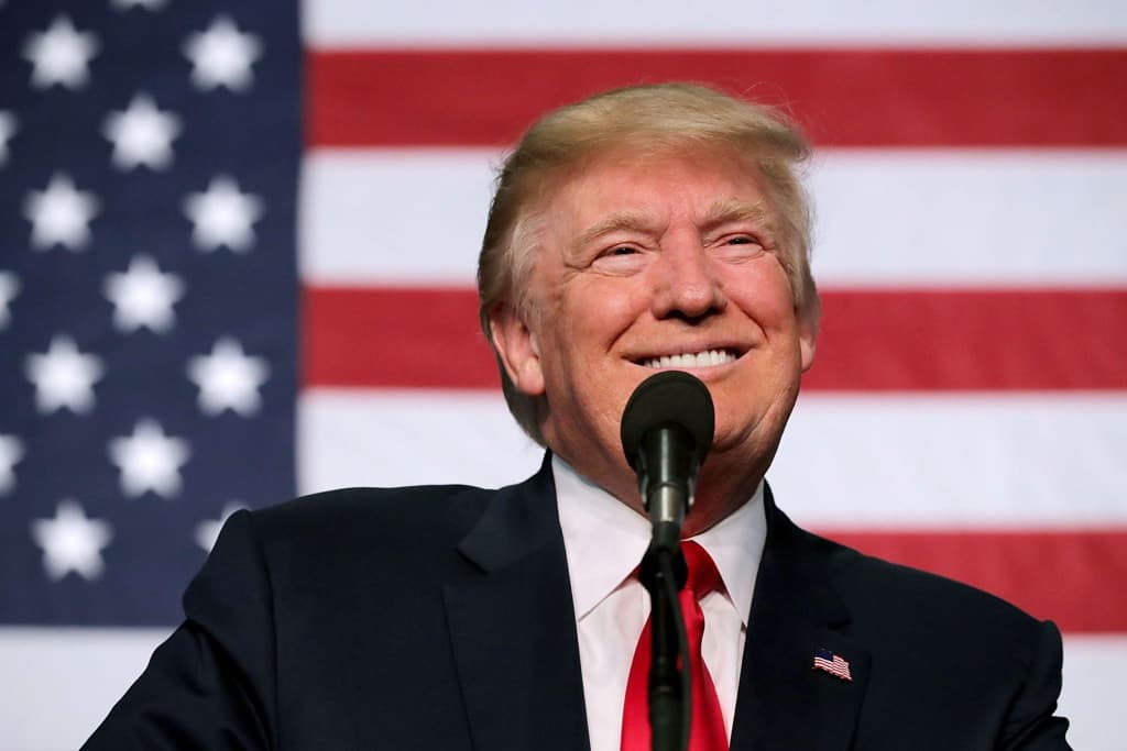 Meta восстановила аккаунты Трампа в Facebook и Instagram