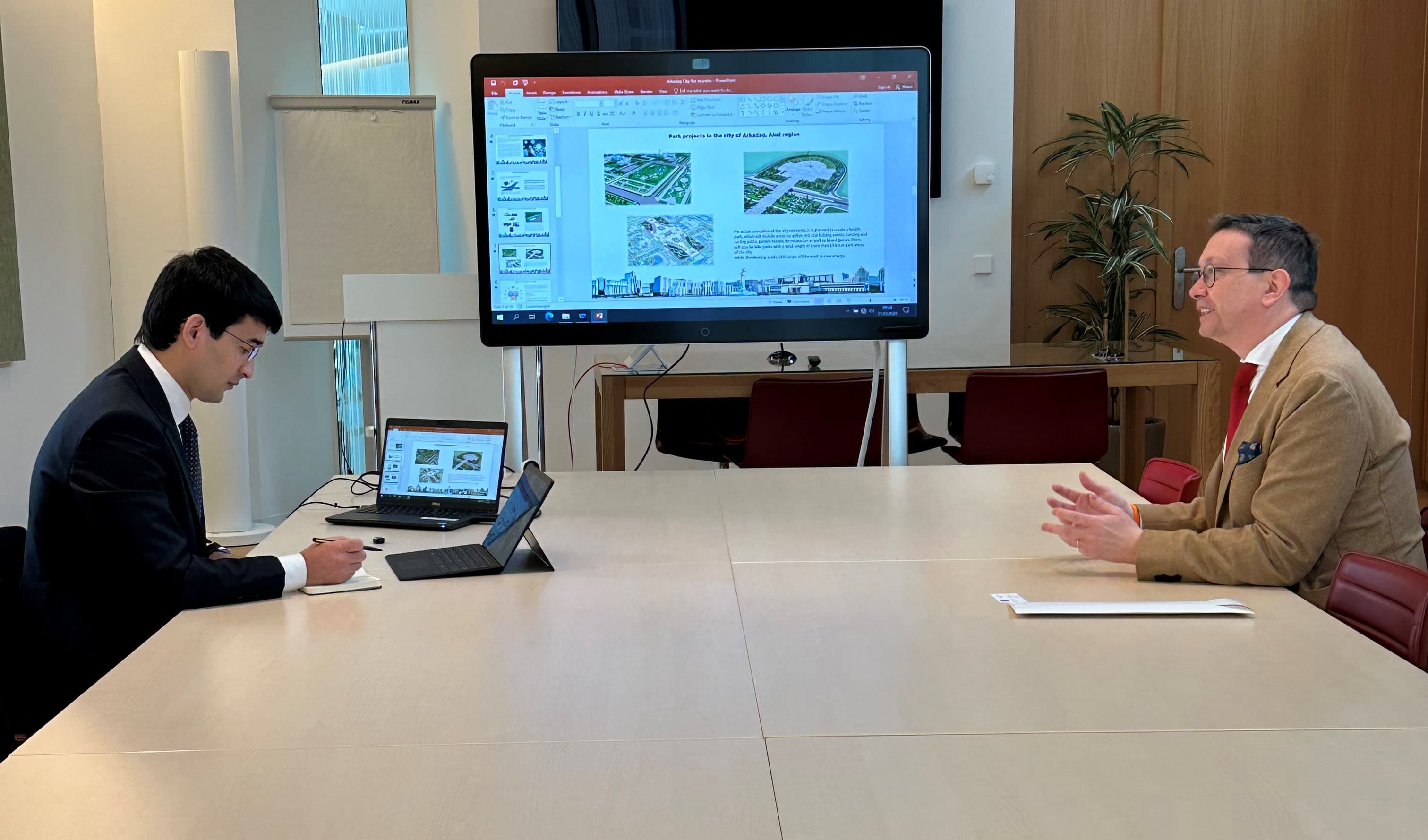 lyuksemburg-znakomitsya-s-novym-turkmenskim-gorodom-arkadag