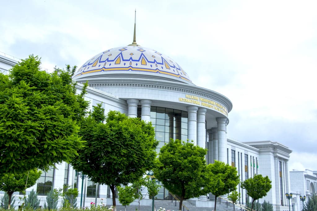 Graduates of Turkmen universities for the first time to receive diplomas without compulsory training