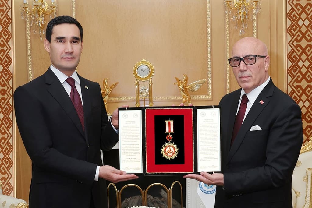 The President of Turkmenistan was awarded the medal "For Outstanding Services to the Turkic world"