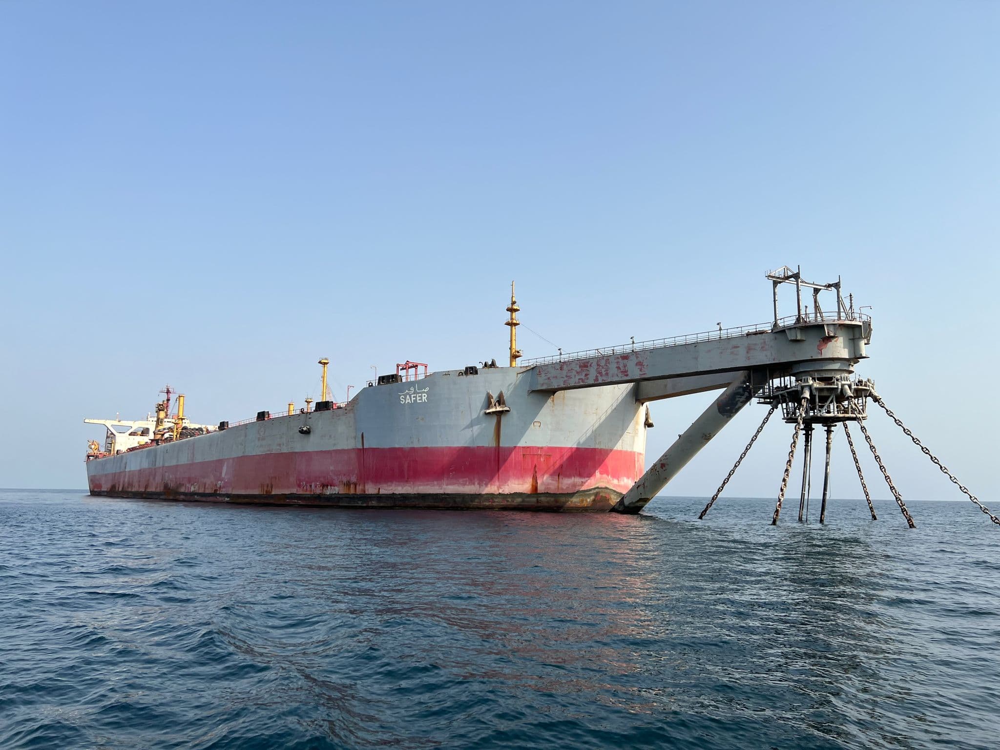 ООН начала сложнейшую операцию по перекачке нефти с заброшенного судна в Красном море