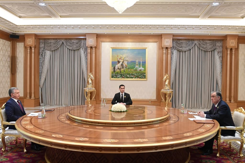 Эмомали Рахмон отметил возможности транспортного потенциала стран-участниц саммита в Ашхабаде