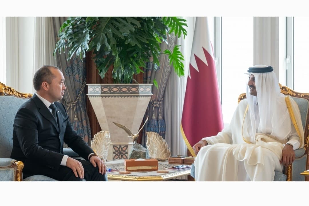 The Turkmen Ambassador presented his credentials to the Emir of Qatar