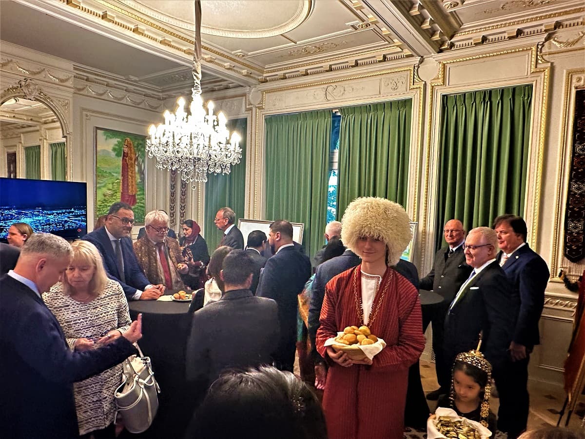 prazdnichnyj-vecher-v-bryussele-kulturnyj-dialog-na-fone-bogatogo-naslediya-turkmenistana