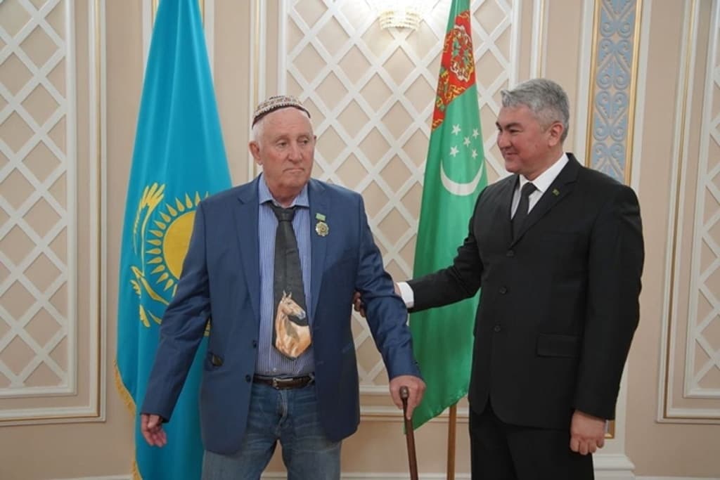 Казахстанцу вручили удостоверение почетного звания «Заслуженный коневод Туркменистана»