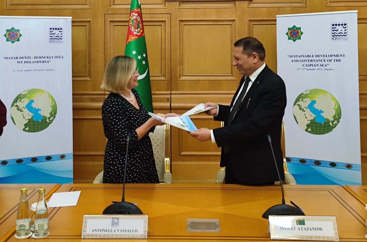 The Caspian Sea Institute and the International Ocean Institute signed a memorandum