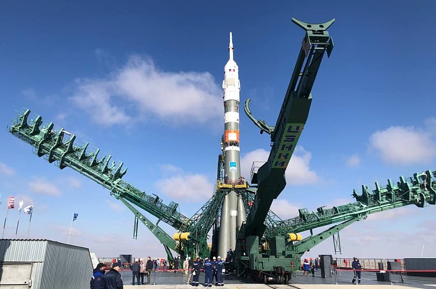 Ракета-носитель «Союз» с Олегом Кононенко на борту готовится к старту на космодроме Байконур