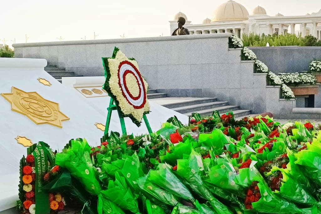 Serdar Berdimuhamedov laid flowers at the Monument of Independence of Turkmenistan