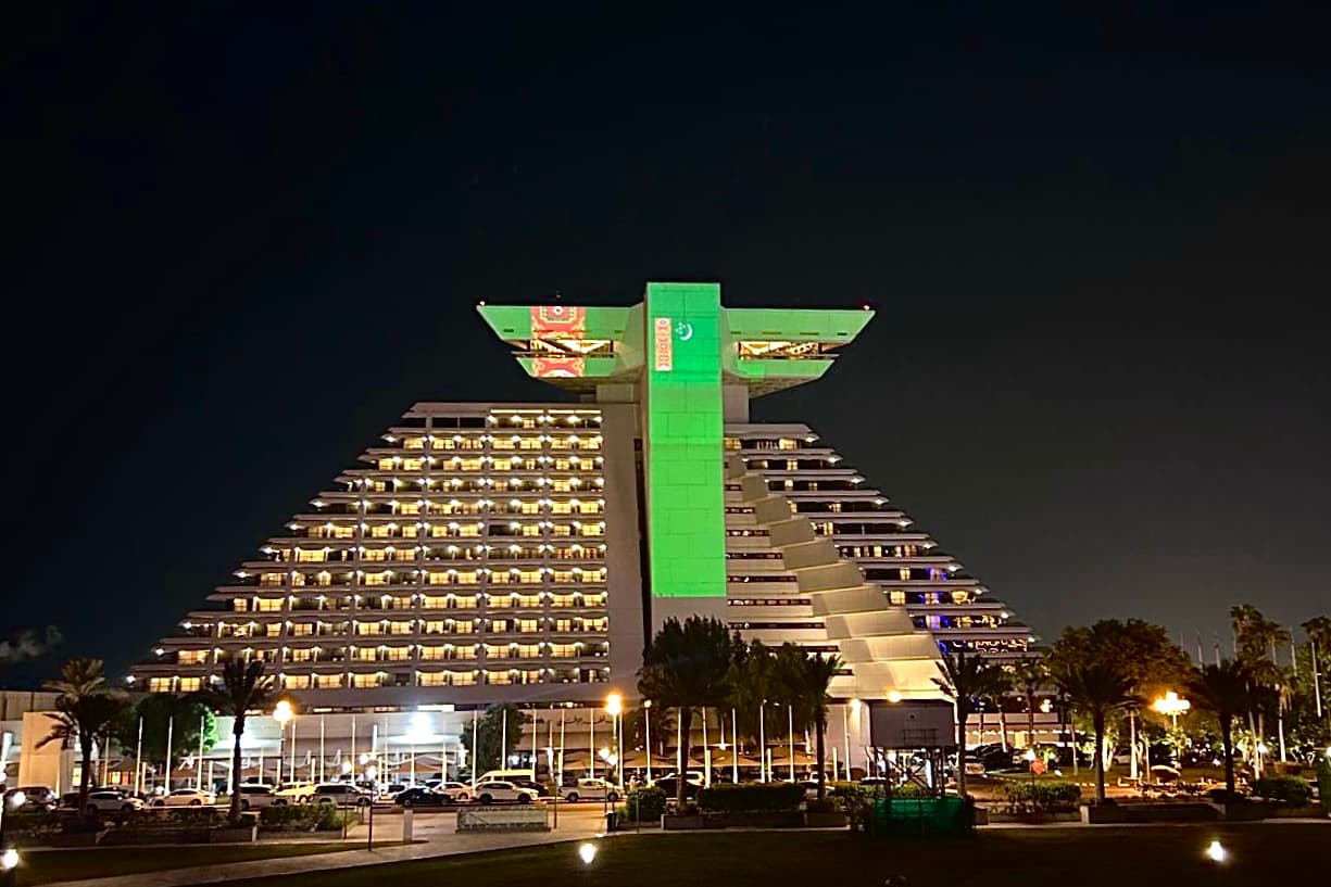 The prestigious Qatari hotel was painted in the colors of the Turkmen flag after the Burj Khalifa - video
