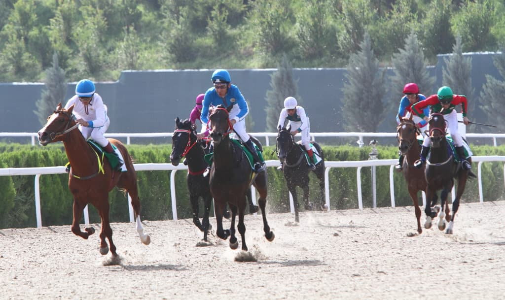 The prize of the President of Turkmenistan was awarded at the festive horse races