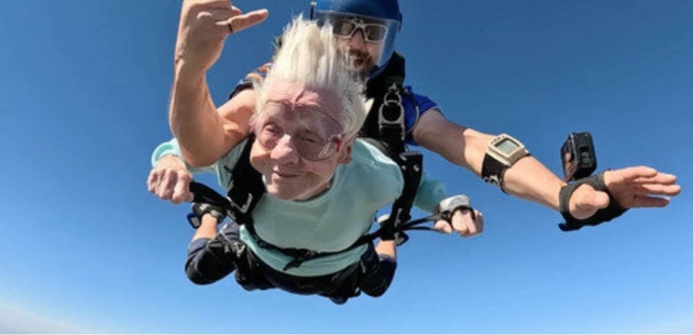104-летняя женщина претендует на рекорд Гиннесса как самая старая парашютистка