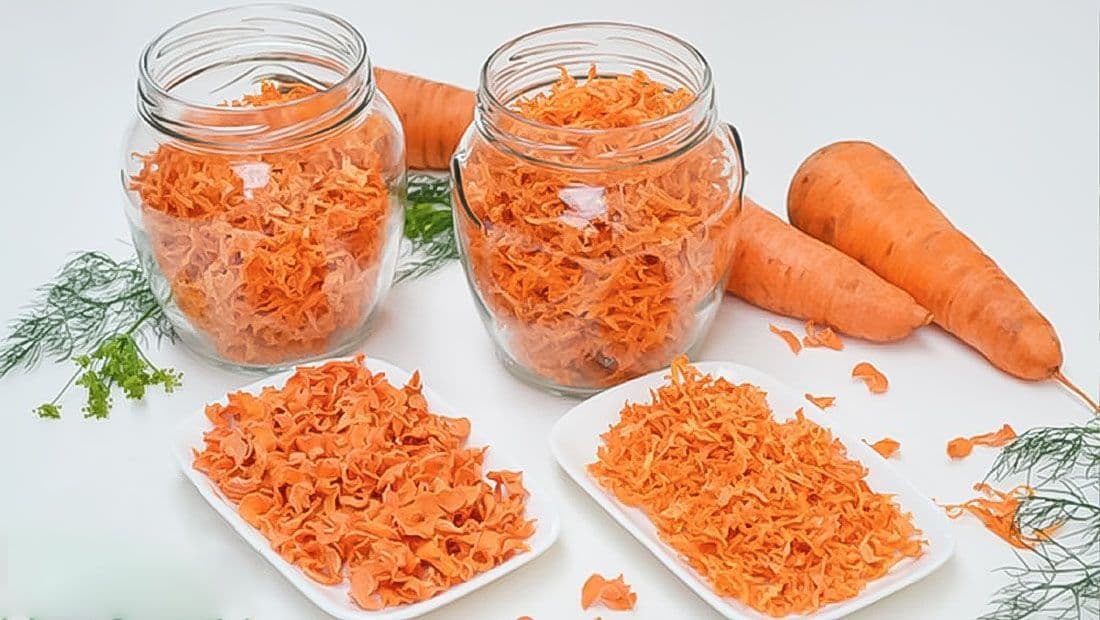 Turkmen businessman offers dried carrots to consumers
