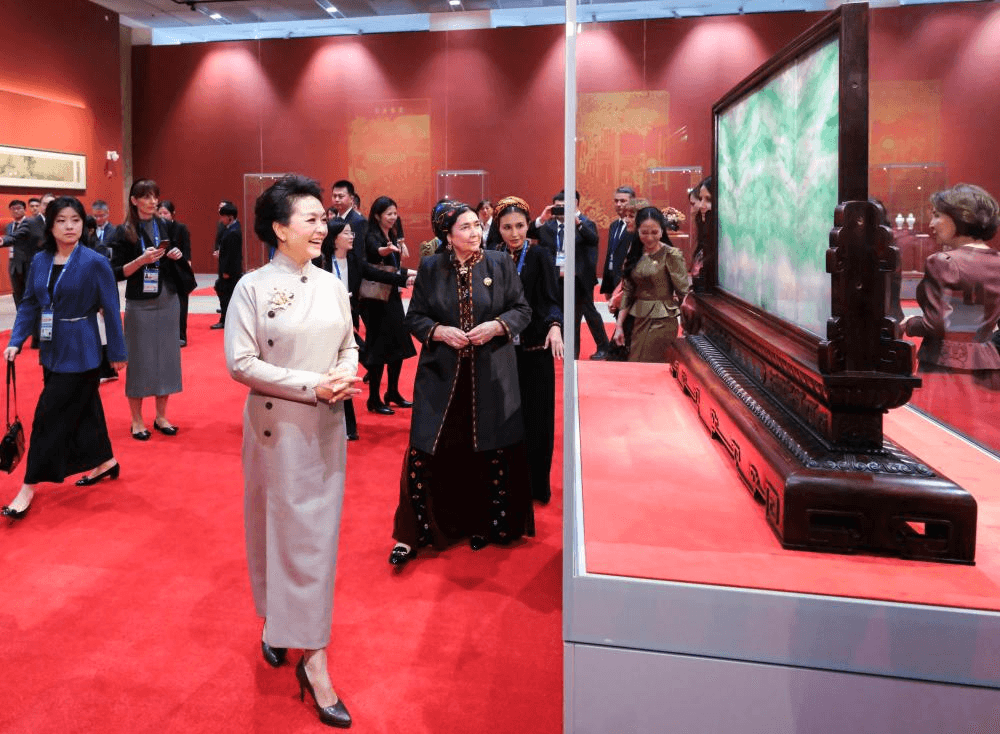 Spouses of leaders of BRF participating countries visited a Chinese museum and a Turkmen exhibition