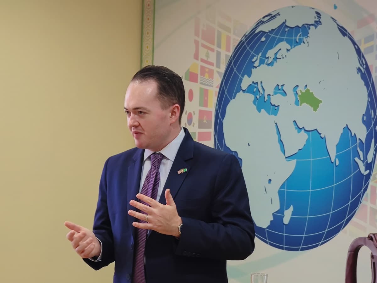 amerikanski-ekspert-po-mediagramotnosti-o-botah-i-dotah-sovremennyh-media