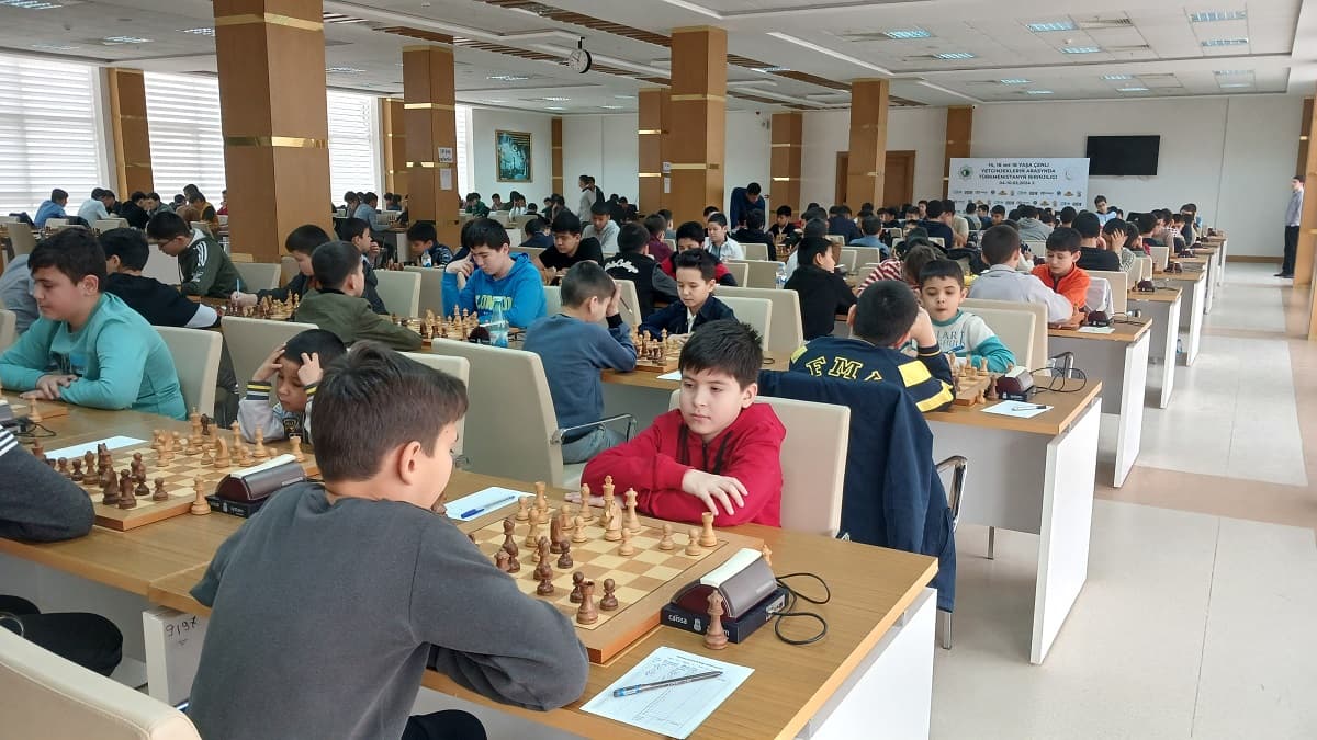 Страсти разгораются на юношеском шахматном чемпионате Туркменистана