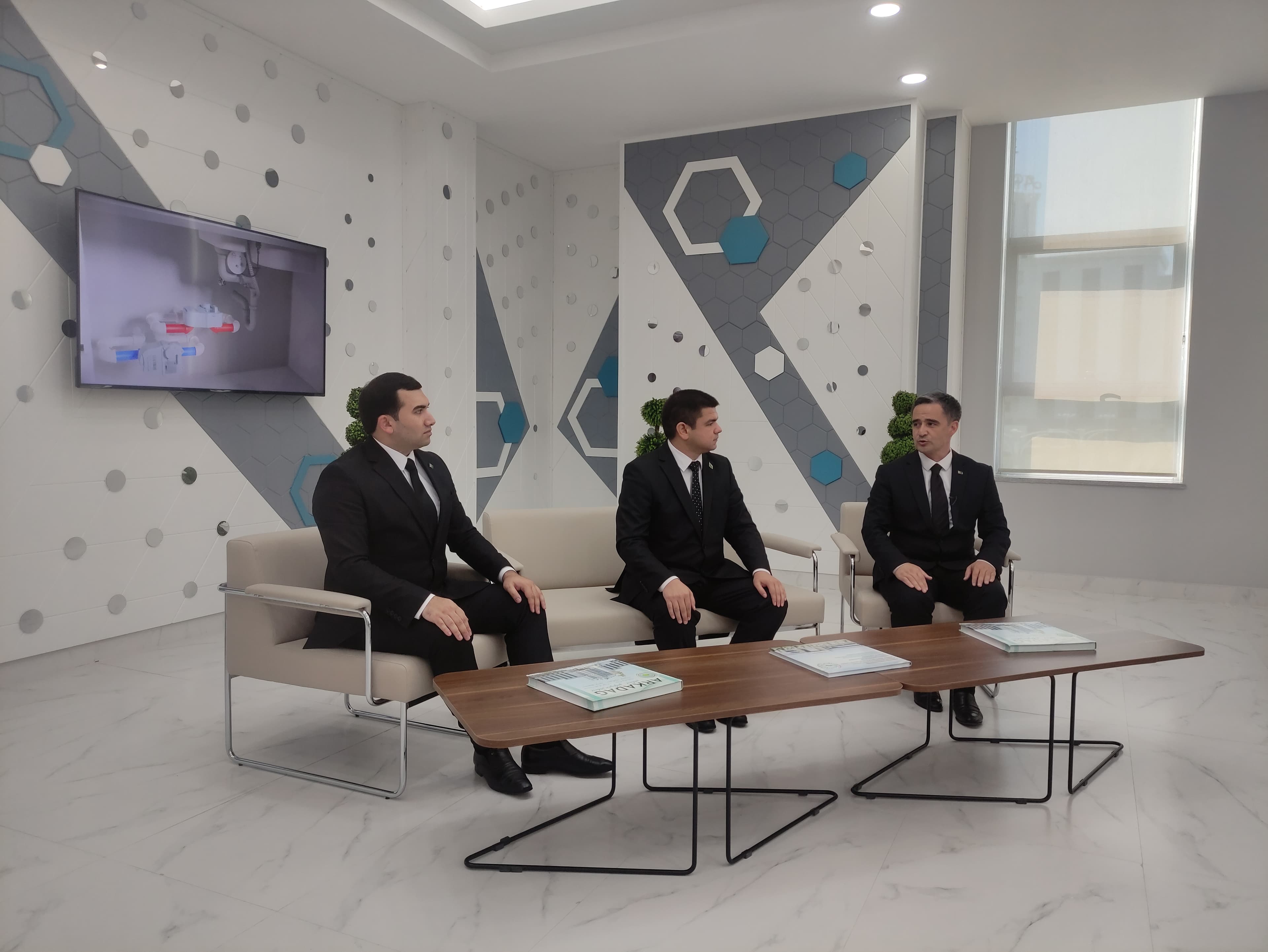 turkmenaragatnashyk-agency-organized-round-table-dedicated-countrys-achievements-field-digitalization