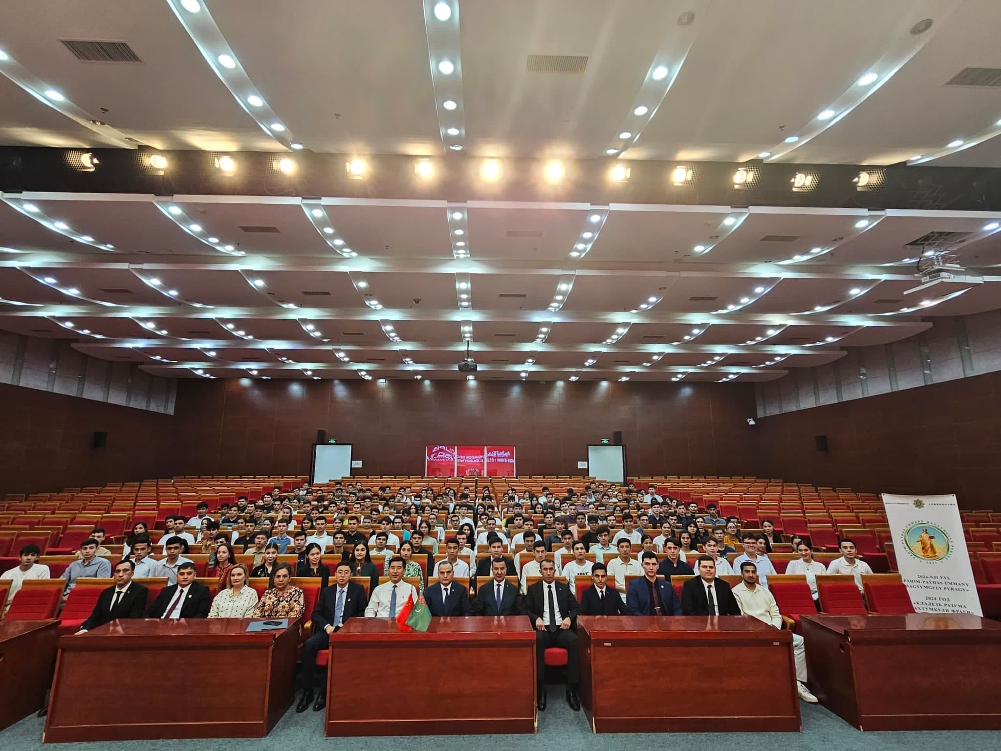 posol-turkmenistana-v-kitae-vstretilsya-s-turkmenskimi-studentami