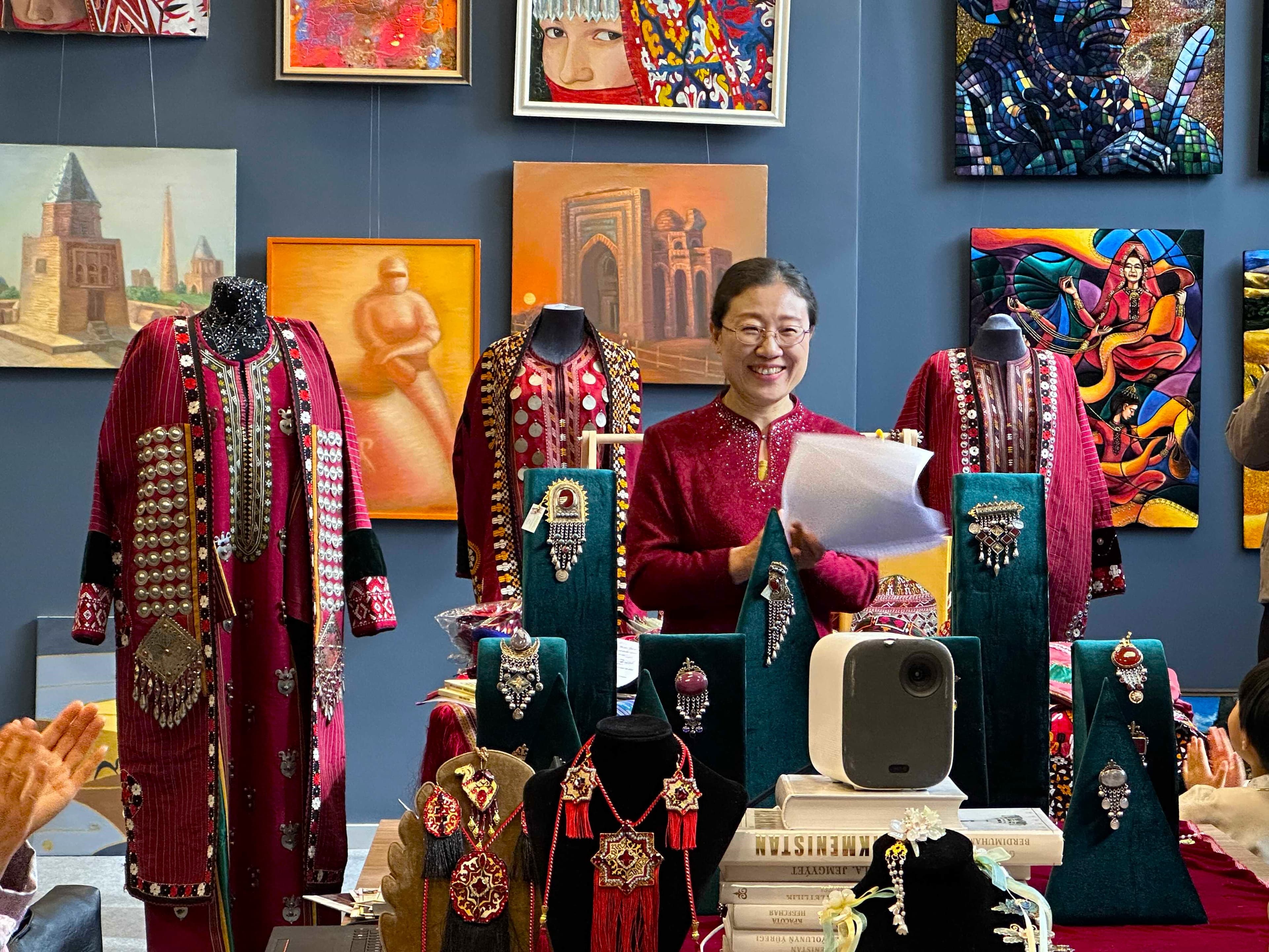 predstavitelnicy-turkmenistana-i-kitaya-oznakomilis-s-osobennostyami-nacionalnyh-kostyumov